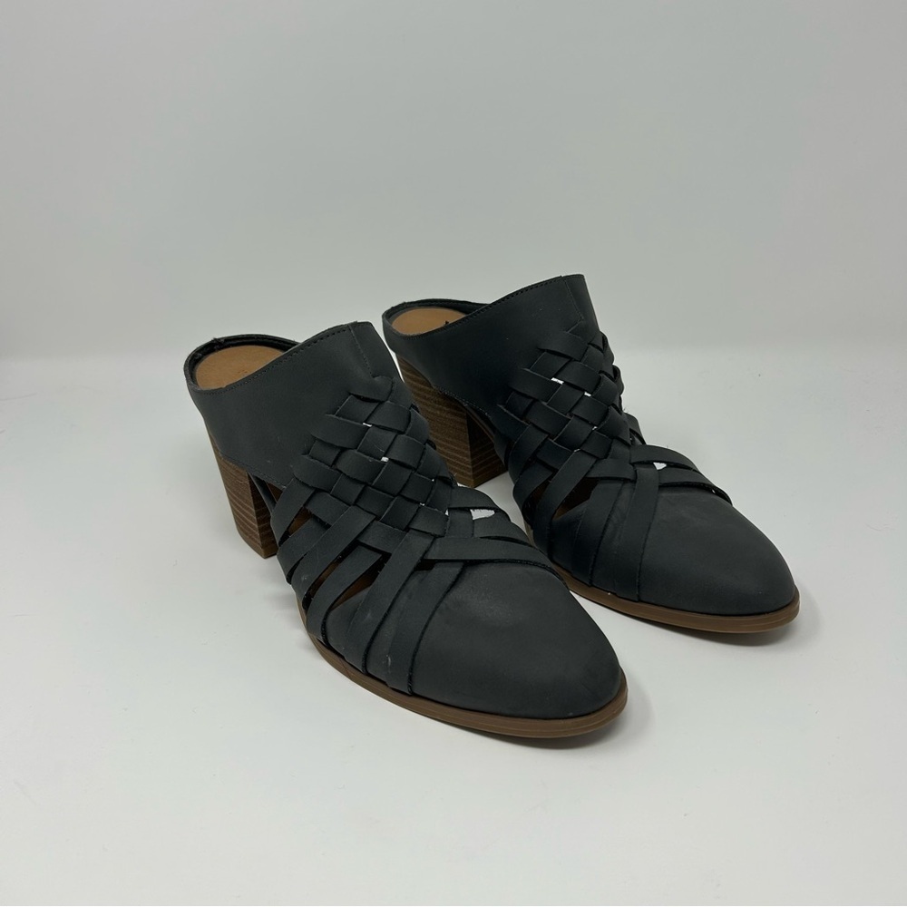 Universal‎ Thread Heeled Mules
